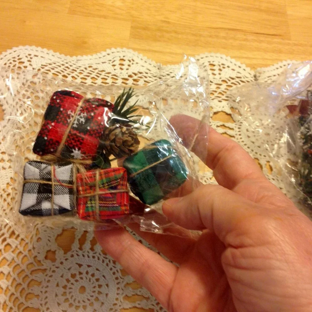 Holiday napkin rings and mini tree with presents